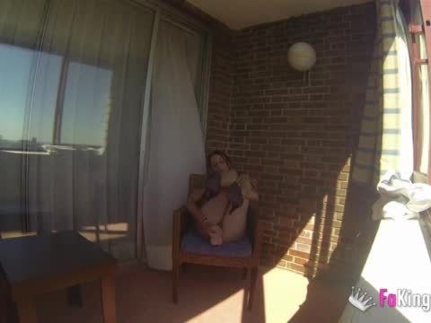 Sara Ray masturbates in a balcony for everyone in Madrid to see